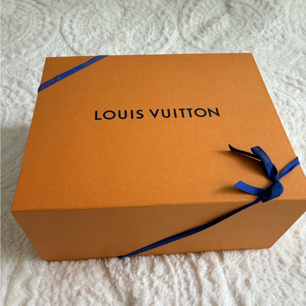 LV Grand Palais in color turtledove - Picture 3 of 11